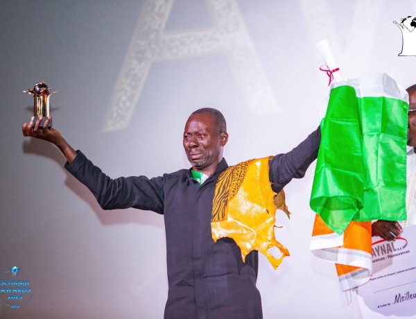 L'Émotion à Son Zénith : Fortuné Akakpo, la Fierté Ivoirienne, Sacré aux Sotigui Awards !